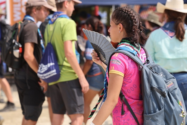 2023 새만금 세계스카우트잼버리 개막 나흘째인 4일 전북 부안군 하서면 야영장 '델타구역'에서 스카우트 대원들이 주변을 구경하고 있다. 연합뉴스