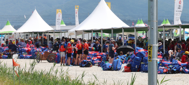 5일 오전 전북 부안군에서 열리고 있는 2023 새만금 세계스카우트잼버리 야영장에서 영국 참가자들이 퇴소 준비를 하고 있다. 연합뉴스