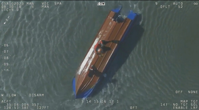 5일 오전 7시 28분 부산 강서구 눌차도 인근 해상에서 2t급 연안자망 어선 A 호가 너울성 파도로 인해 전복됐다. 창원해양경찰서 제공