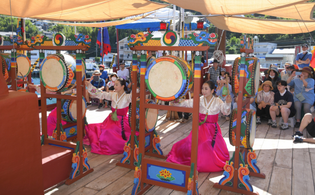 5일 오후 일본 쓰시마시 이즈하라항 대주해운 옆 부두에 정박 중인 조선통신사선에서 쓰시마 시민을 위한 특별 공연이 열리고 있다. 조선통신사선 '선상 박물관'은 5~6일 이틀 동안 회당 70명씩 총 3회에 걸쳐 210명의 쓰시마 시민을 초청했다. 부산문화재단 제공