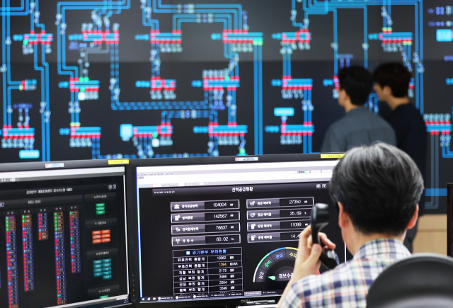 전국에 폭염특보가 발효된 가운데 7~8일 이틀에 걸쳐 올여름 전력 수요가 최고조에 달할 것으로 전망된다. 지난달 31일 오후 경기도 수원시 한국전력공사 경기지역본부 전력관리처 계통운영센터에서 전력수급상황을 점검하는 모습. 연합뉴스