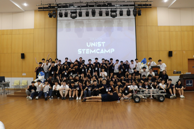 ‘UNIST STEM 캠프’ 참여자들이 시연회 종료후 기념 촬영을 하고 있다. UNIST 제공