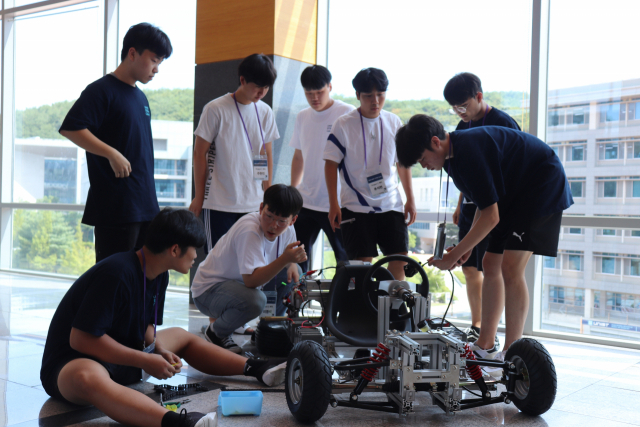 ‘UNIST STEM 캠프’에 참여한 학생들이 직접 차를 만들어 보고 있다. UNIST 제공