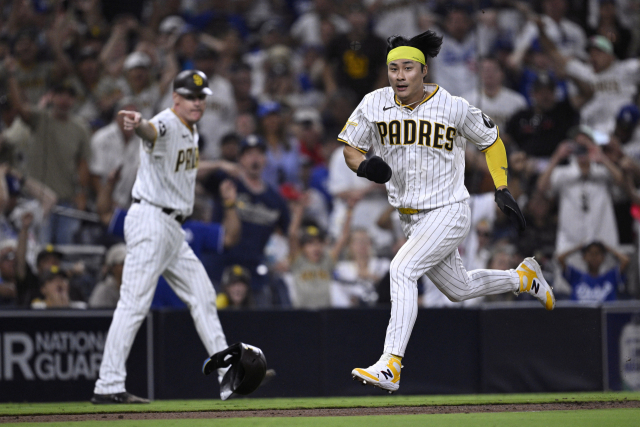 미국프로야구 메이저리그(MLB) 샌디에이고 파드리스 내야수 김하성이 6일(한국시간) 샌디에이코 펫코 파크에서 열린 LA 다저스와의 홈 경기에서 8회말 홈으로 달려가고 있다. USA투데이스포츠·연합뉴스