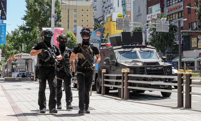 지난달 서울 신림역에 이어 분당 서현역에서 불특정 시민을 대상으로 한 흉기난동 사건이 잇따라 벌어지자 경찰이 처음으로 특별치안활동을 선포했다. 6일 부산 서면역 인근에 전술장갑차를 배치하고 경찰특공대가 순찰을 돌고 있다. 김종진 기자 kjj1761@
