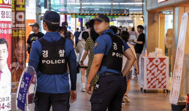 지난달 서울 신림역에 이어 분당 서현역에서 불특정 시민을 대상으로 한 흉기난동 사건이 잇따라 벌어지자 경찰이 처음으로 특별치안활동을 선포했다. 6일 부산 서면역에서 경찰이 순찰을 돌고 있다. 김종진 기자 kjj1761@