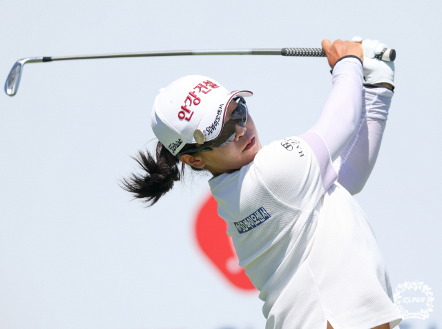 KLPGA투어 임진희가 6일 제주시 한림읍 블랙스톤제주CC에서 열린 '제10회 제주 삼다수 마스터스' 파이널 라운드 4번 홀에서 아이언 티샷하고 있다. 연합뉴스