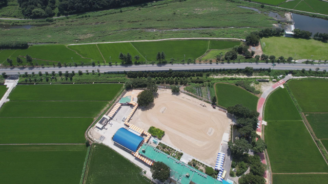 경량항공장 대상지에서 불과 100m 거리 안쪽에 초등학교가 위치해 있다. 학부모들은 소음과 안전에 대해 우려를 나타내고 있다. 김현우 기자