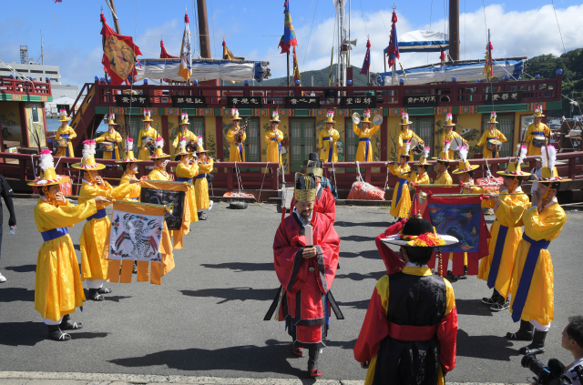 6일 오후 일본 쓰시마에서 열린 '조선통신사 행렬 재현' 모습. 부산문화재단 제공