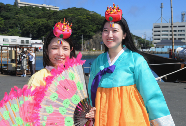 6일 오후 일본 쓰시마에서 열린 '조선통신사 행렬 재현' 참가자. 오른쪽이 하시모토 마이카 씨. 부산문화재단 제공