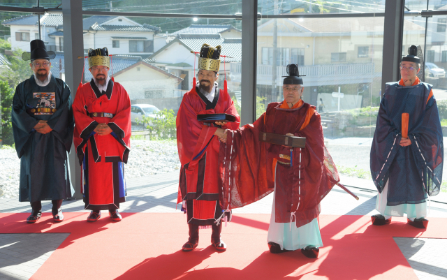 6일 오후 일본 쓰시마 '조선통신사 행렬 재현'을 마친 뒤 쓰시마박물관에서 열린 '국서 교환식' 모습. 부산문화재단 제공