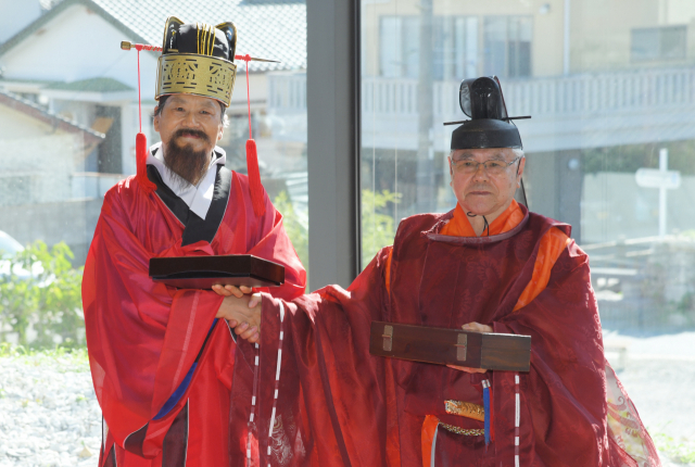 6일 오후 일본 쓰시마 '조선통신사 행렬 재현'을 마친 뒤 쓰시마박물관에서 열린 '국서 교환식' 주인공들. 부산문화재단 제공