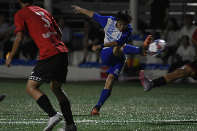 지난 5일 경남 고성군 스포츠파크 4구장에서 열린 제60회 청룡기 전국중학교축구대회 조별리그 1차전 6조의 서울 광희중과 부산 서부SC U15의 경기에서 서부SC의 조윤성이 강력한 오른발 슈팅을 시도하고 있다. 광희중이 서부SC에 2-0으로 이겨 첫 승을 올렸다.