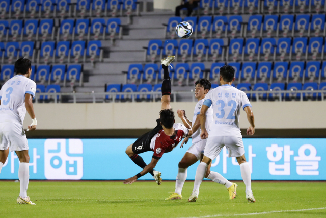 지난 5일 부산 구덕운동장에서 열린 K리그2 부산아이파크와 천안시티FC의 경기에서 전반 39분 부산의 공격수 김찬이 오버헤드킥 결승골을 터트리고 있다. 부산아이파크 제공