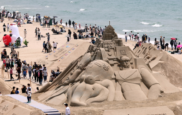 절정을 맞은 여름 휴가철에 맞춰 전국 지자체마다 피서객을 겨냥한 축제·문화행사가 봇물이 터지고 있다. 부산 해운대해수욕장에서 열린 ‘2023 해운대 모래축제’ 장면. 부산일보db
