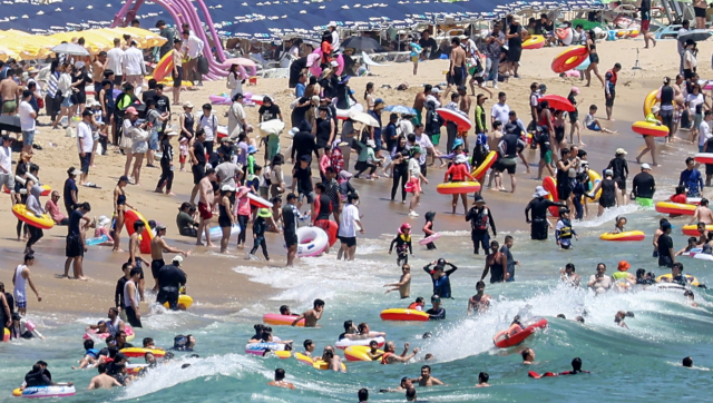 6일 오후 부산 해운대해수욕장에서 피서객들이 물놀이를 즐기고 있다. 해운대해수욕장에서는 전날까지 입수가 금지됐다가 이날 입욕이 허용됐다. 김종진 기자 kjj1761@