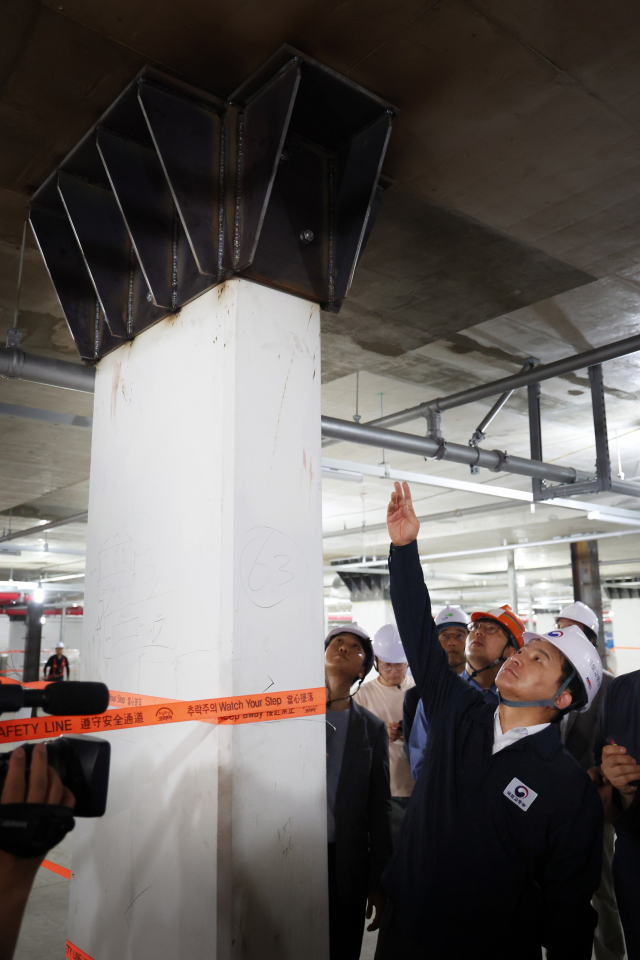 원희룡 국토교통부 장관이 6일 경기도 양주시 덕계동 양주회천 A15 아파트 주차장에서 보강공사 상황을 살펴보고 있다. 연합뉴스