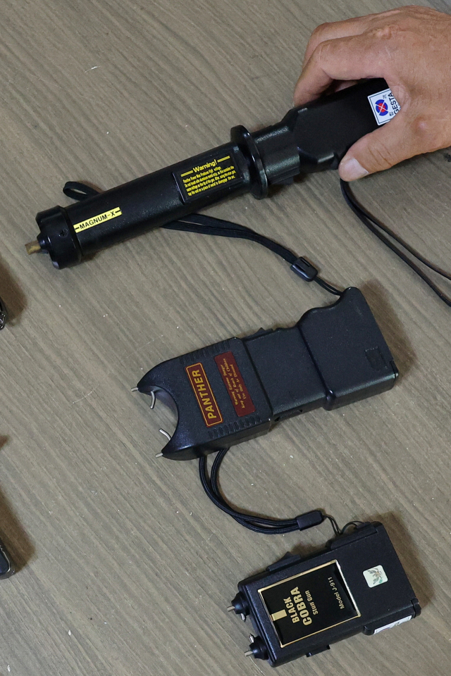 6일 서울 한 총포사에서 점포 관계자가 전기충격기 등 호신용품을 꺼내보이고 있다. 연합뉴스