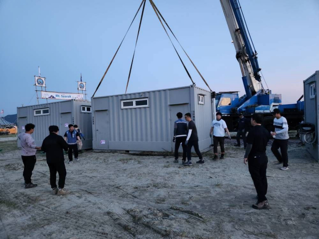 삼성이 지원한 에어컨 장착 간이 화장실. 연합뉴스