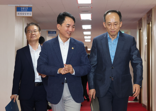 박민식(왼쪽) 국가보훈부 장관, 추경호 경제부총리가 지난 4일 정부서울청사에서 열린 ‘2023 새만금 세계 스카우트 잼버리’ 온열환자 속출 사태에 대응하기 위한 임시국무회의에 참석하고 있다. 연합뉴스