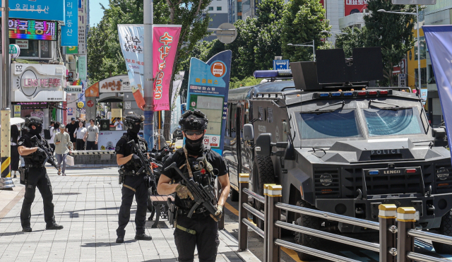 곳곳에서 흉기 난동이 벌어지고, 살인 예고 글이 인터넷 등에 게재되자 부산경찰청이 특별치안활동에 나섰다. 6일 오후 부산 부산진구 서면역 인근에 전술 장갑차가 배치되고 경찰특공대원들이 무장한 채 순찰하고 있다. 김종진 기자 kjj1761@