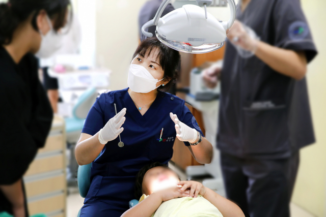 부산대치과병원 소아치과 이은경 교수가 어린이 환자를 진료하고 있다. 부산대치과병원 제공