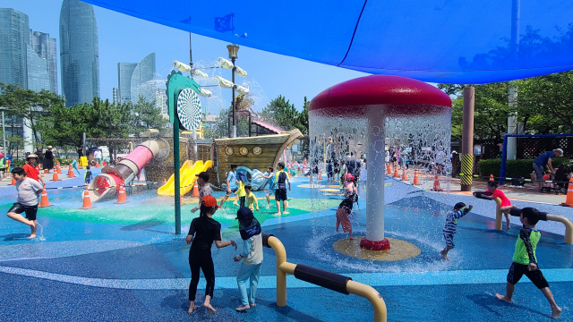 바다와 가까운 민락수변공원 어린이워터파크. 조합놀이대, 대형 버킷, 바닥 분수 등 놀이 시설과 덱 쉼터, 쿨링 포그, 탈의실, 화장실 등 각종 편의 시설을 갖췄다.