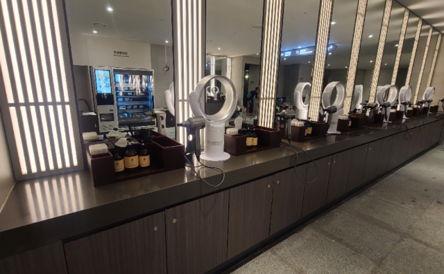 5층에 있는 로커룸·사우나. 드라이기와 선풍기 등이 고급스럽다. 스킨, 로션 등 호텔에 있는 어메니티가 구비돼 있다.