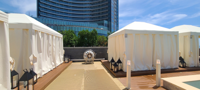 인피니티풀 주변에 있는 4인용 카바나. 4인용 카바나에는 에어컨, 냉장고가 설치돼 있고, 간단한 음료와 스낵도 제공된다. 4시간 이용에 40만 원으로 클럽디 오아시스의 시설 이용료 중 가장 비싸다.