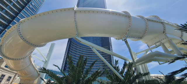 워터파크에서 가장 인기 있는 물놀이 시설인 네비게이터. 체중 제한 기준을 넘지 않으면 2명까지 탑승할 수 있다. 야외 날씨에도 영향을 받지 않아 언제나 긴 대기 줄이 늘어서 있다.