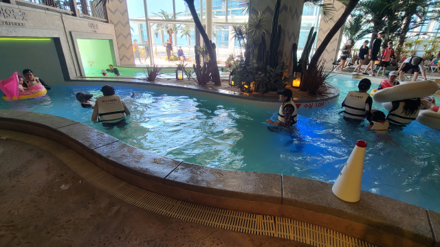 워터파크 유수풀. 흐르는 물에서 구명조끼를 입거나 튜브를 타고 물놀이를 즐길 수 있다.