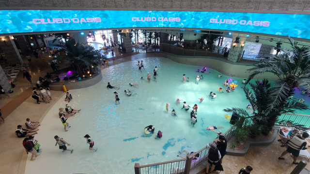 4층 실내 워터파크에 있는 파도풀. 파도풀에서는 구명조끼(대여료 7000원·보증금 1만 원) 착용이 필수다. 워터파크 대부분의 시설에서 키 120cm 이하 유아는 안전을 위해 구명조끼를 착용해야 한다.