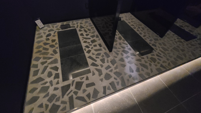 면역공방 내부 모습. 면역공방에서는 따뜻한 돌 위에서 원적외선과 테라헤르츠 파장을 받으며 엎드리거나 누워서 찜질을 할 수 있다. 땀과 노폐물이 배출되고 체온 조절 기능과 순환 계통의 장애를 개선해준다고 한다.