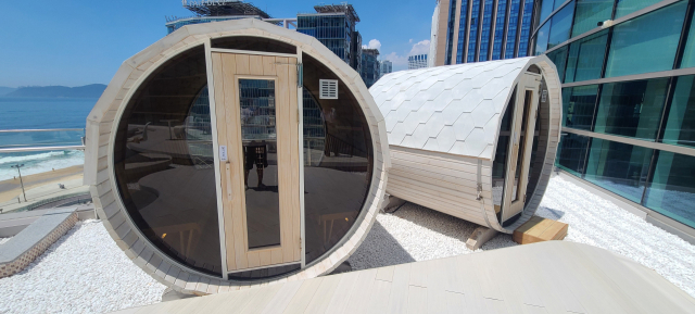 오션뷰 테라스에 설치돼 있는 캐빈 사우나.