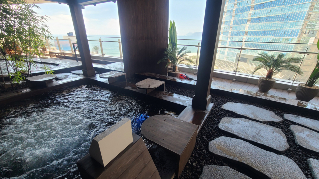 5층 청수당. 한적한 분위기에서 해운대 바다를 바라보며 온천을 즐길 수 있다.