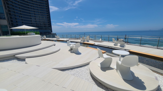 6층 찜질방 야외에는 멋진 오션뷰 테라스가 있다. 노천 족욕탕과 캐빈 사우나가 설치돼 있다. 오후 6시 이후에는 칵테일 바도 열린다.