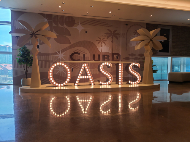 ‘클럽디 오아시스’ 입구. 입장권은 워터파크만 이용하는 워터파크권, 스파만 이용하는 스파권, 둘을 함께 이용할 수 있는 통합권이 있다. 극성수기와 성수기, 평수기에 따라 가격이 다르다. 클럽디 오아시스는 사막처럼 건조한 일상을 보내는 현대인들이 바다 위 오아시스를 만나 삶의 여유를 갖는다는 콘셉트로 만들어졌다.