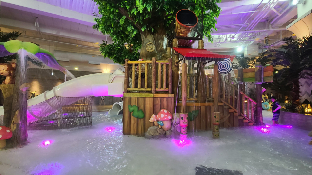 어린이 물놀이터인 수중모험놀이. 원숭이가 그려진 물통에 물이 가득 차면 물이 폭포수처럼 아래로 떨어진다.