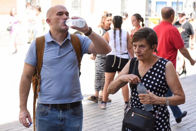최근 유럽에 폭염이 이어지는 가운데 사람들이 물을 마시고 있다. 신화연합뉴스