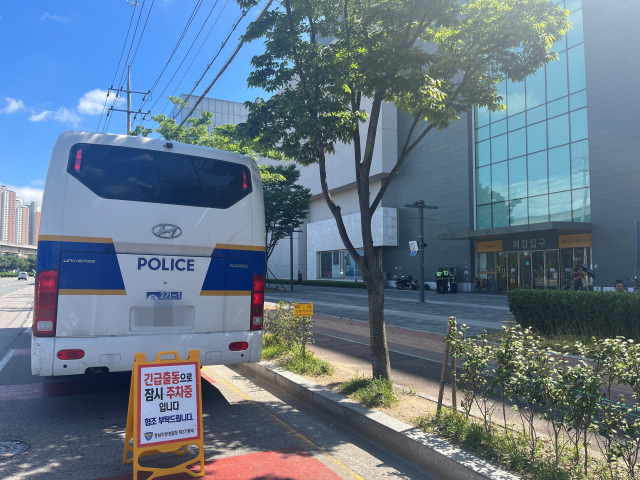 살인 예고 장소로 신세계백화점 김해점을 지목한 글이 8일 웹사이트에 게재돼 경찰이 수사에 나섰다. 이경민 기자