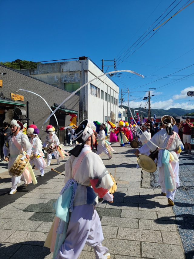 6일 일본 대마도 이즈하라항에서 열린 조선통신사 행렬에서 풍물로 춤패 배김새의 길을 터고 있는 남산놀이마당. 임성원 기자