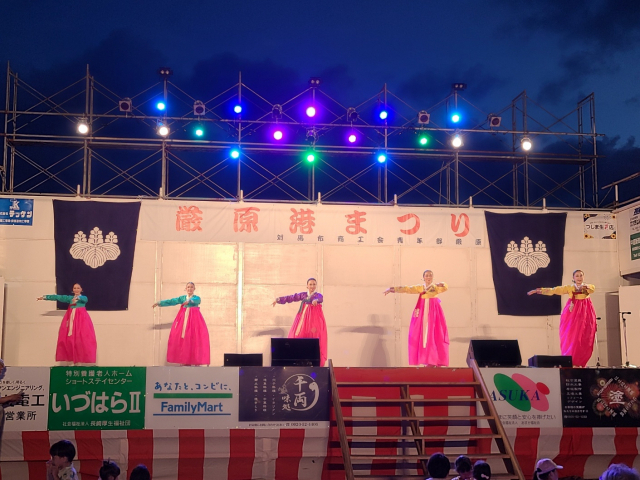 6일 이즈하라항 특설무대에 오른 춤패 배김새가 기방예술의 꽃인 ‘입춤(성주풀이)’을 공연하고 있다. 임성원 기자