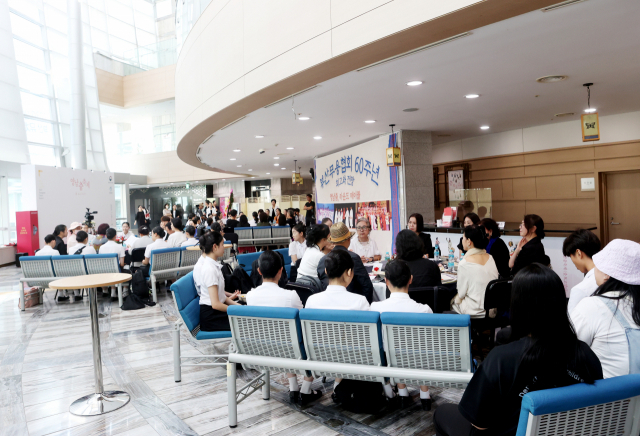 8일 오후 국립부산국악원 로비에서 열린 '부산무용협회 60주년 회고와 전망' 발제가 끝나고 조별 토론을 벌이고 있다. 부산무용협회 제공