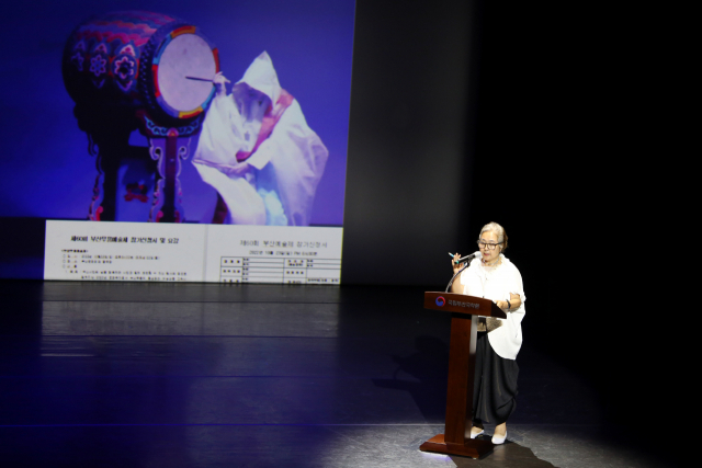 8일 오후 국립부산국악원 예지당에서 열린 '부산무용협회 60주년 회고와 전망'에서 김연화 부산시 문화재 전문위원이 발제하고 있다. 부산무용협회 제공