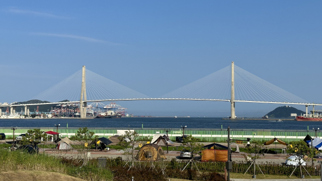 부산항힐링야영장 너머로 부산항대교를 비롯해 부산항 앞바다가 한눈에 펼쳐진다.