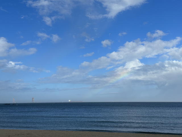 진하해수욕장 앞바다에 무지개가 떴다.