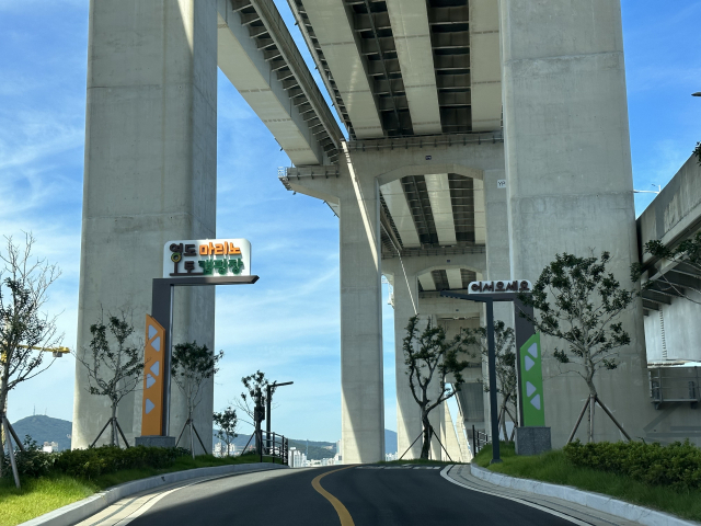 부산항대교 아래를 따라가다 보면 영도마리노오토캠핑장 입구가 나온다.