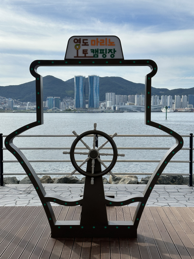 부산항대교 영도쪽 주탑 하부 공간에서 바라본 부산. 부산항국제여객터미널과 원도심 시가지가 한눈에 들어온다.