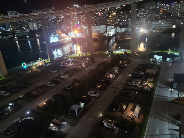 부산항대교 영도쪽 진입로에서 내려다 본 영도마리노오토캠핑장. 위에선 아찔하지만 아래는 아늑하다.