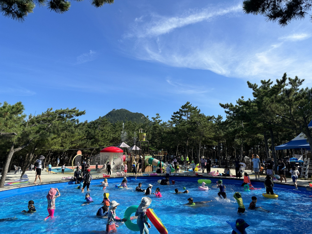 영덕고래불국민야영장은 7~8월 바닥분수와 함께 유아풀장·물놀이시설을 운영한다. 수심이 아이 무릎 높이 정도라 안전하게 즐기기 좋다.